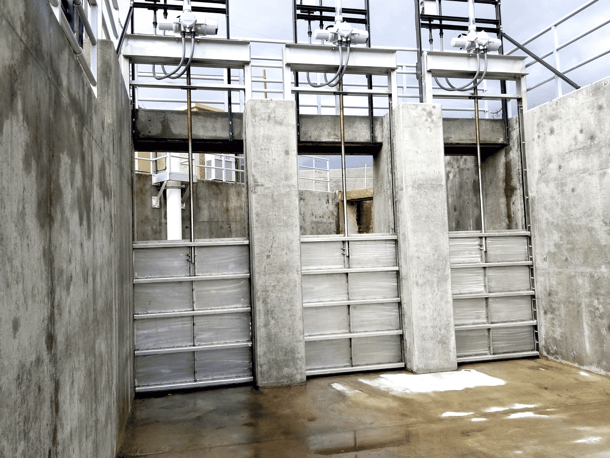 Compuertas canal para regulación de agua