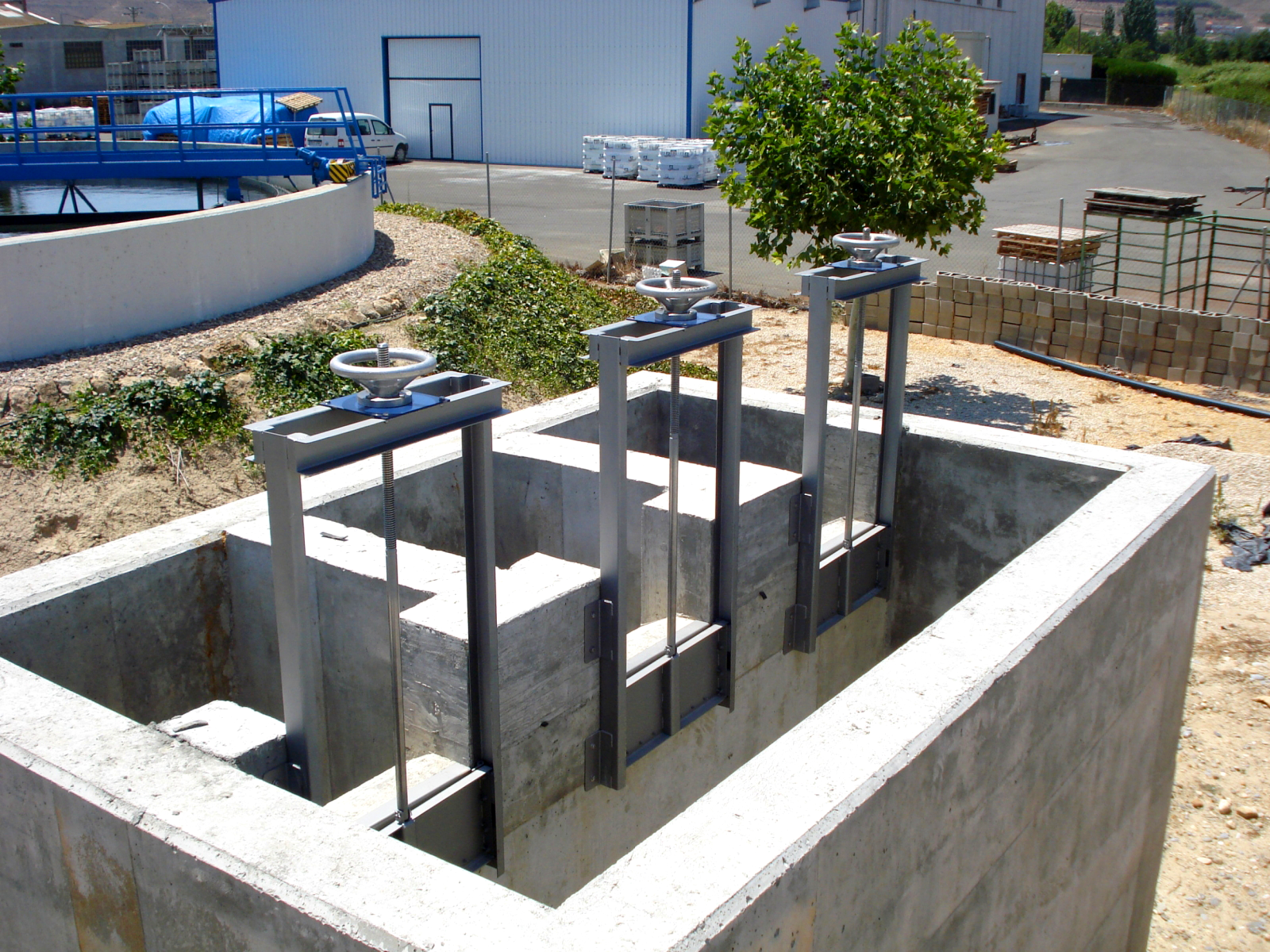 Compuerta vertedero vista 2