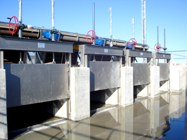 Compuerta vertedero vista 3